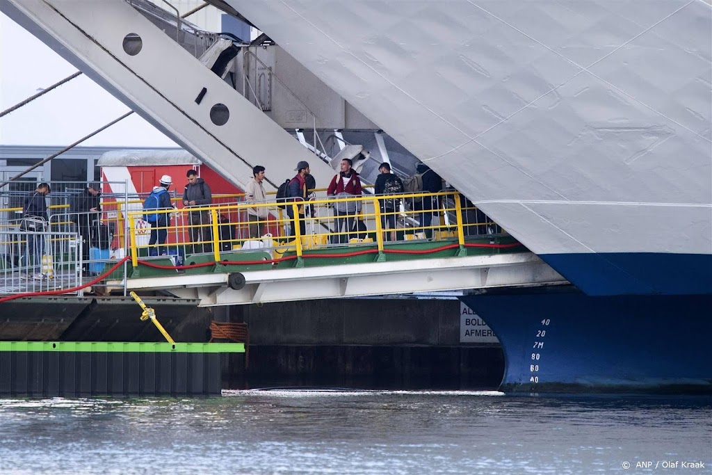 Hendrik-Ido-Ambacht herbergt maximaal 200 vluchtelingen op boot
