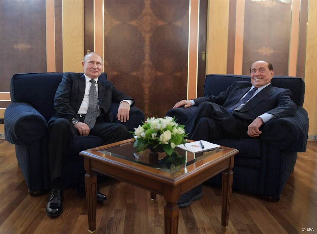 Poetin gedenkt oude vriend Berlusconi met minuut stilte 