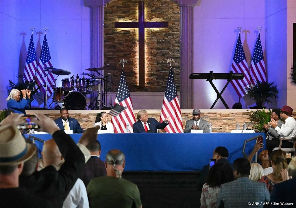 Trump ontmoet zwarte kiezers in een kerk in Detroit
