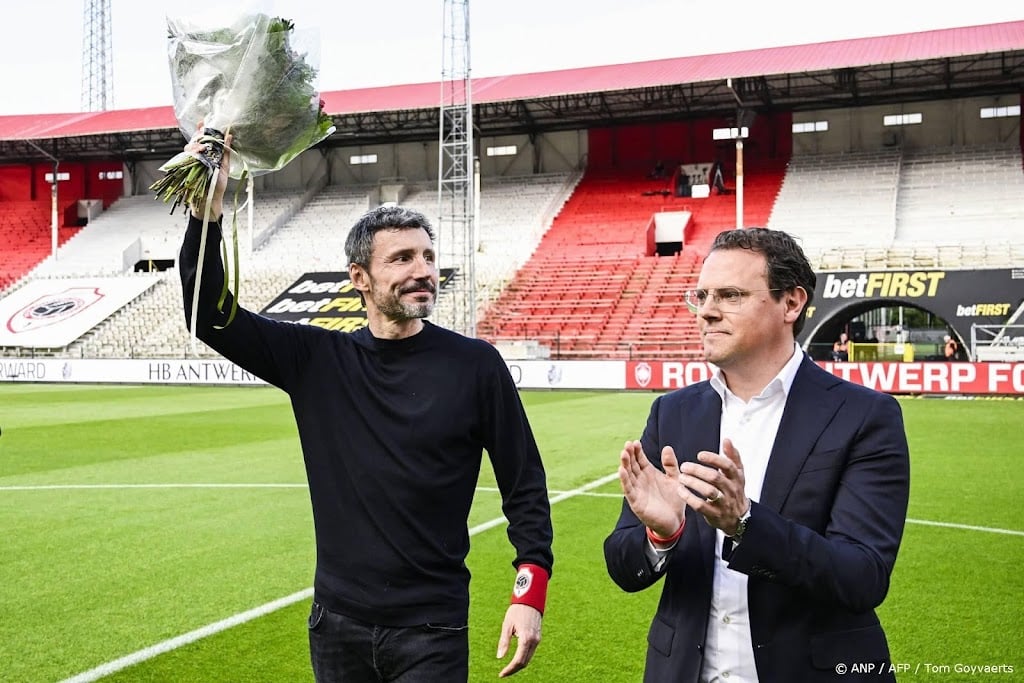 Italiaanse media: Trainer Van Bommel in beeld bij Parma  