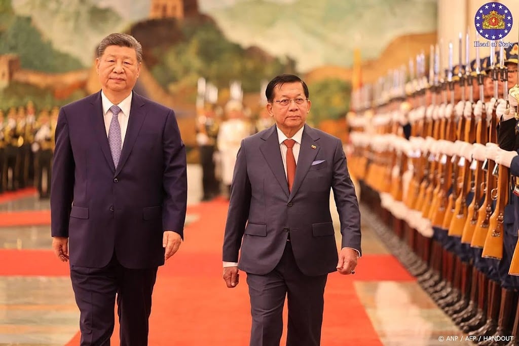 Chinese president Xi Jinping steunt Myanmarese leider
