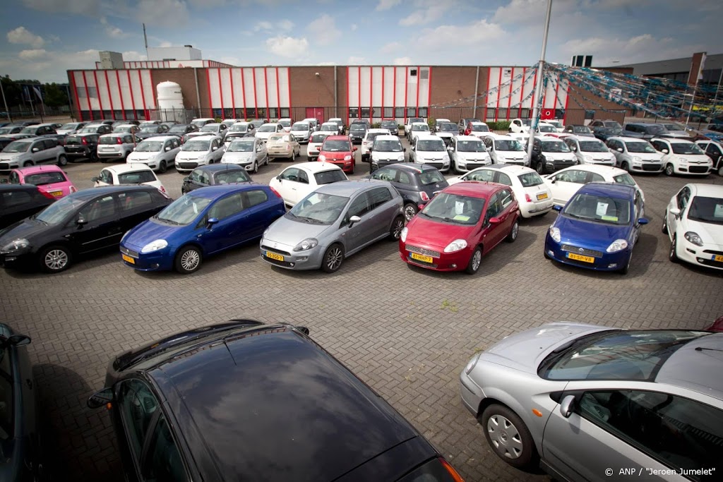 Verkoop personenauto's EU daalt in juni minder sterk