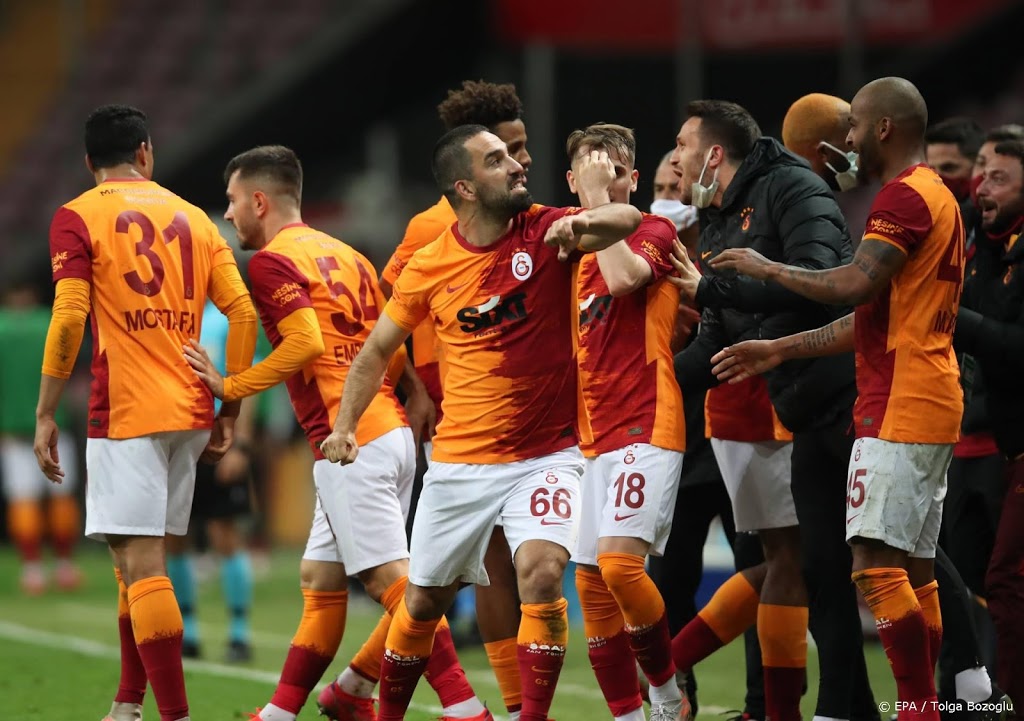 Twee spelers van PSV-tegenstander Galatasaray testen positief