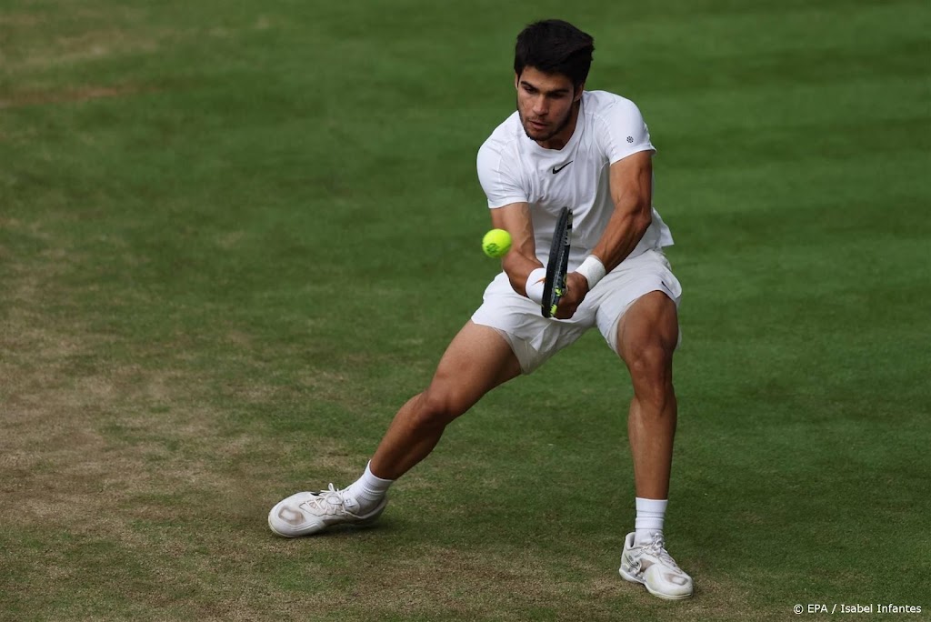 Alcaraz houdt Djokovic na moeizame start af van 24e grandslamtitel