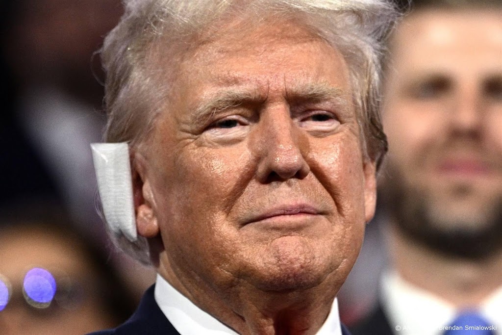 Trump arriveert op Republikeins partijcongres met oor in verband