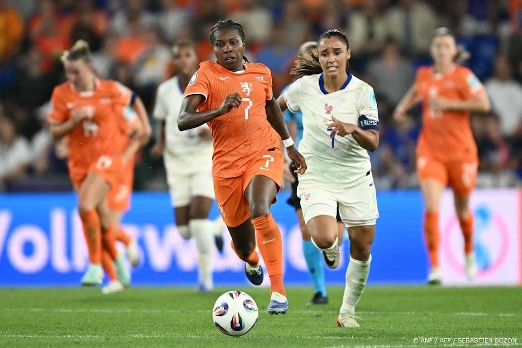 UEFA-directeur wil meer wedstrijden van vrouwen in grote stadions
