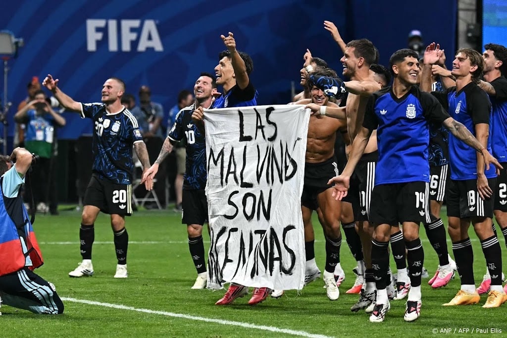Spelers Argentinië tonen vlag over Falklandeilanden na WK-duel