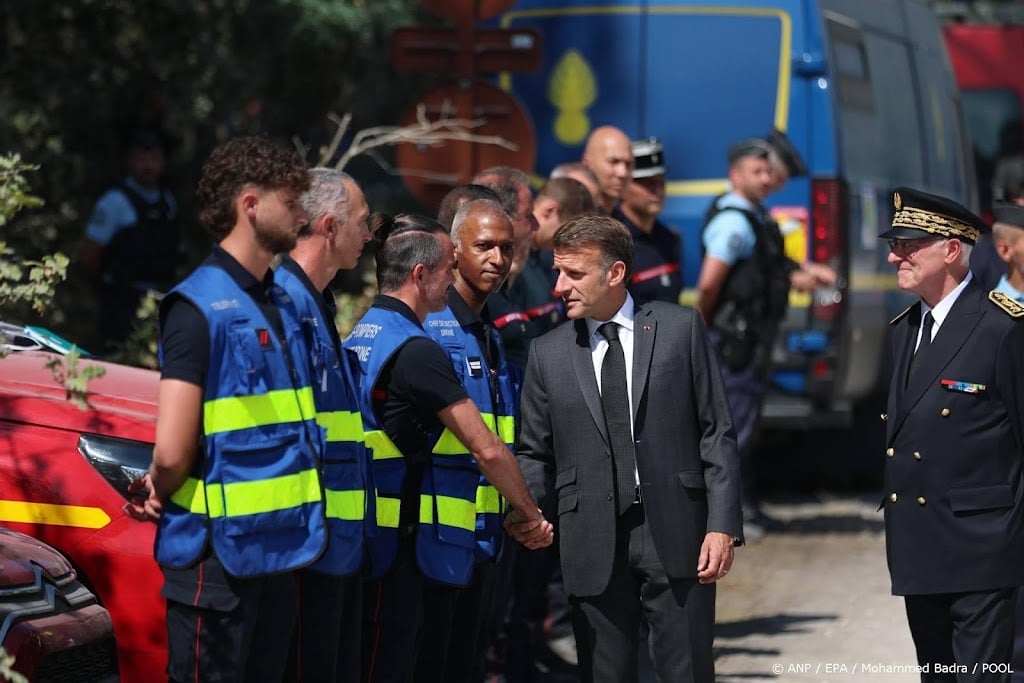 Franse president bedankt brandbestrijders in Fontainebleau