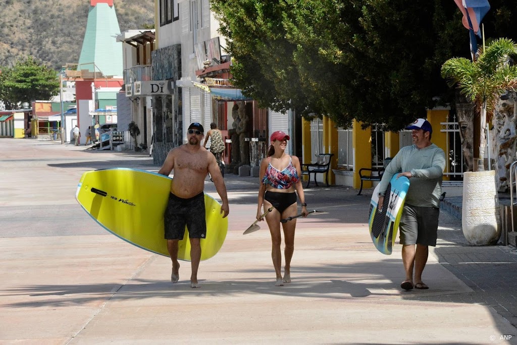 Sint-Maarten sluit bars en discotheken