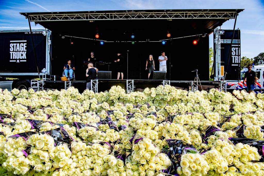 Muziek en witte rozen bij demonstratie voor doodgeschoten Bas