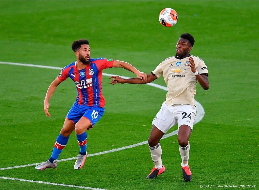 De Jong en Fosu-Mensah op de bank bij Sevilla-ManUnited
