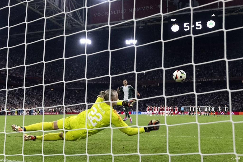 Doelman Pasveer held van Ajax na serie van 34 strafschoppen  