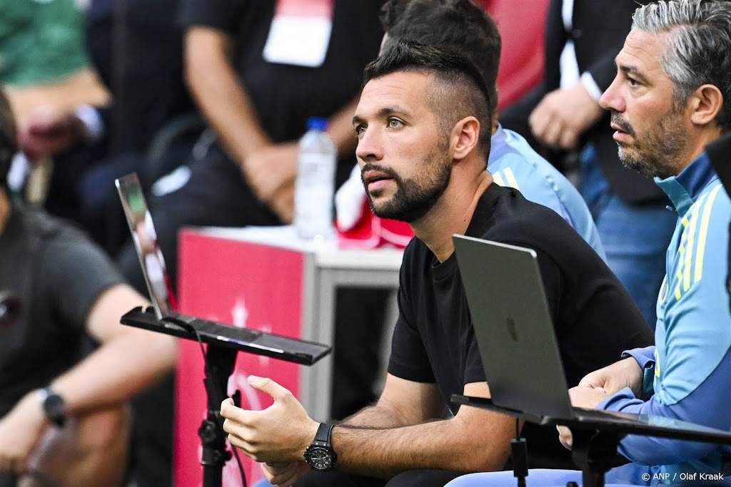 Ajax-coach Farioli vindt dat Pasveer een foto in ArenA verdient 