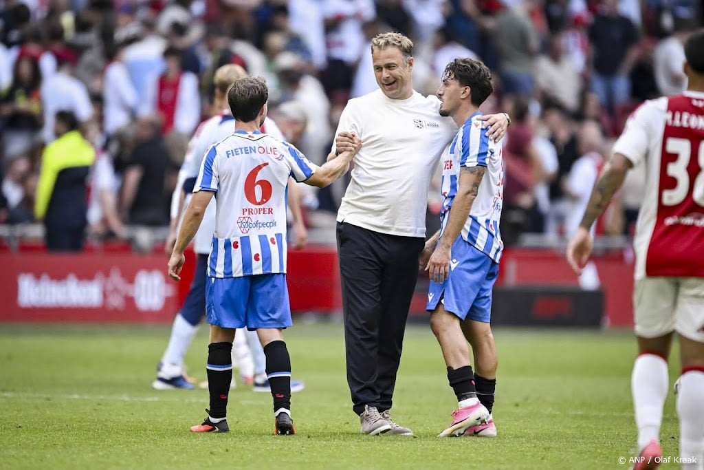 Trainer Veldman geniet als Heerenveen de ArenA stil krijgt