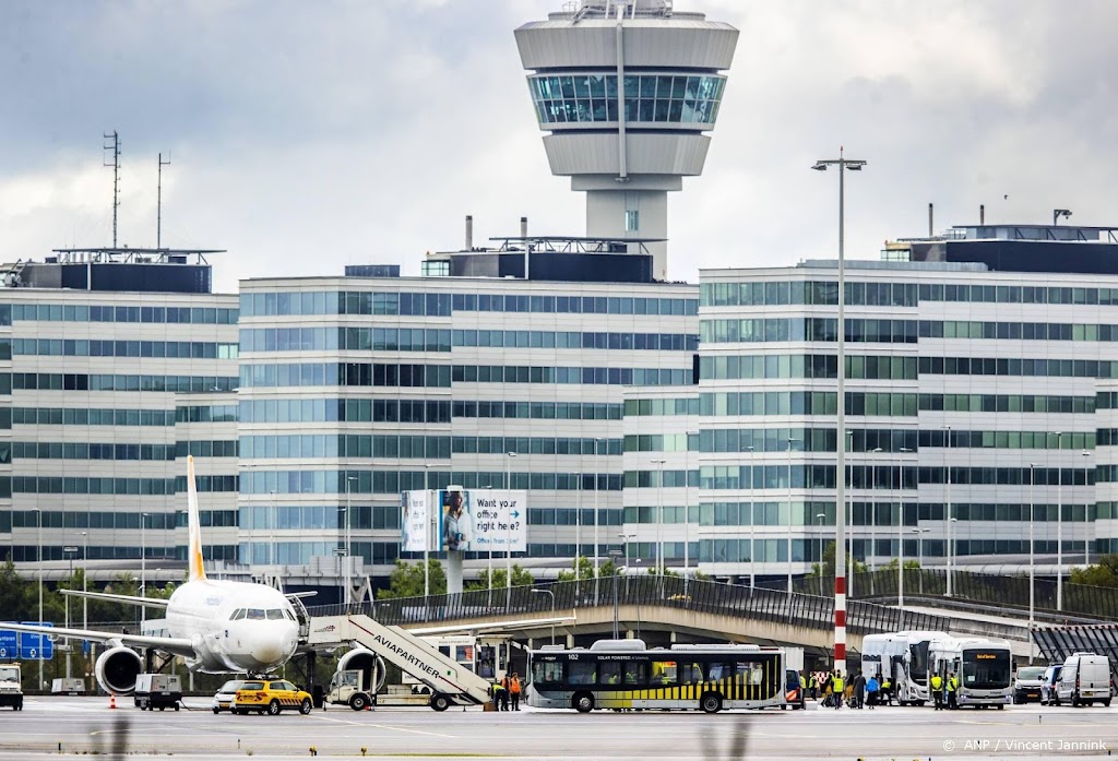 Vliegtuig met evacués uit Afghanistan landt op Schiphol