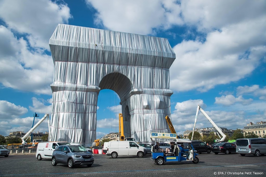 President Macron onthult ingepakte Arc de Triomphe