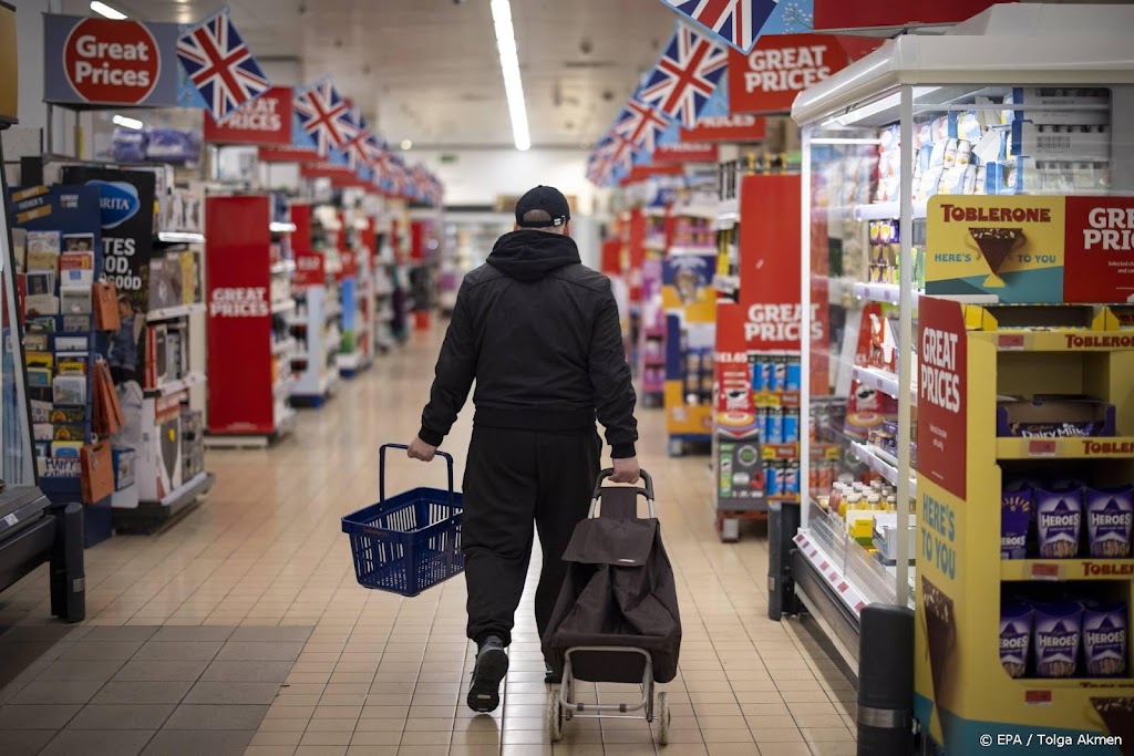 Britse winkelverkopen fors gedaald door hoge inflatie