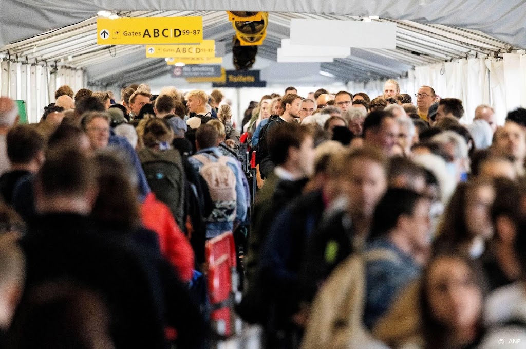Schiphol bevestigt: tot eind oktober een vijfde minder passagiers