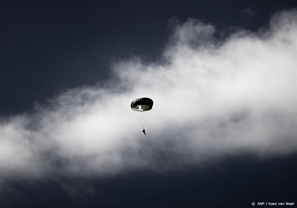 Militairen maken vrije val bij herdenking Airborne Luchtlandingen