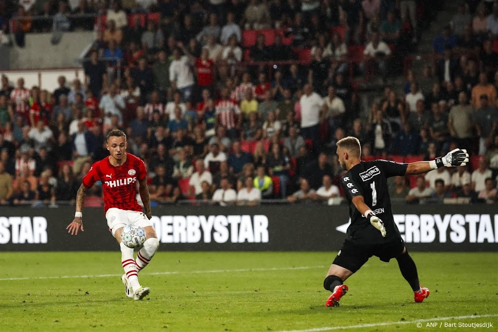 PSV hervat competitie met debutanten met ruime zege op NEC