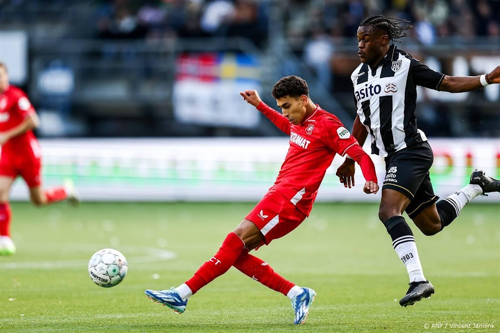FC Twente-aanvaller Taha breekt scheenbeen