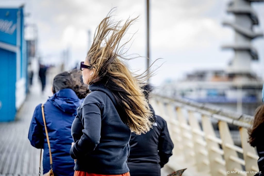 Eerste herfststorm door windkracht 9 in IJmuiden