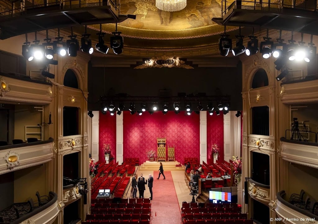 Politici en gasten komen aan bij Schouwburg voor troonrede