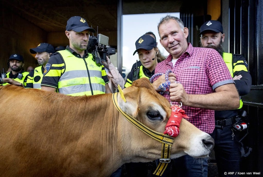 Boeren verzamelen zich in Arnhem voor protest bij provinciehuis