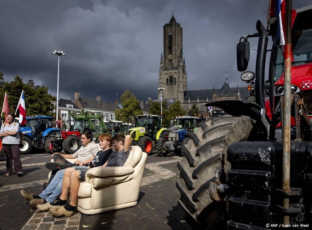 Boeren verlaten Arnhem na speeches, gesprek met Statenleden