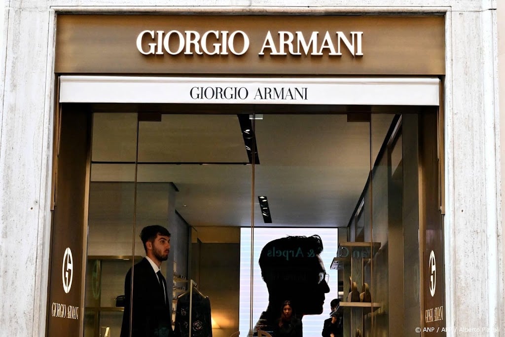 Armani benoemt eerste creatief directeur van buiten de familie