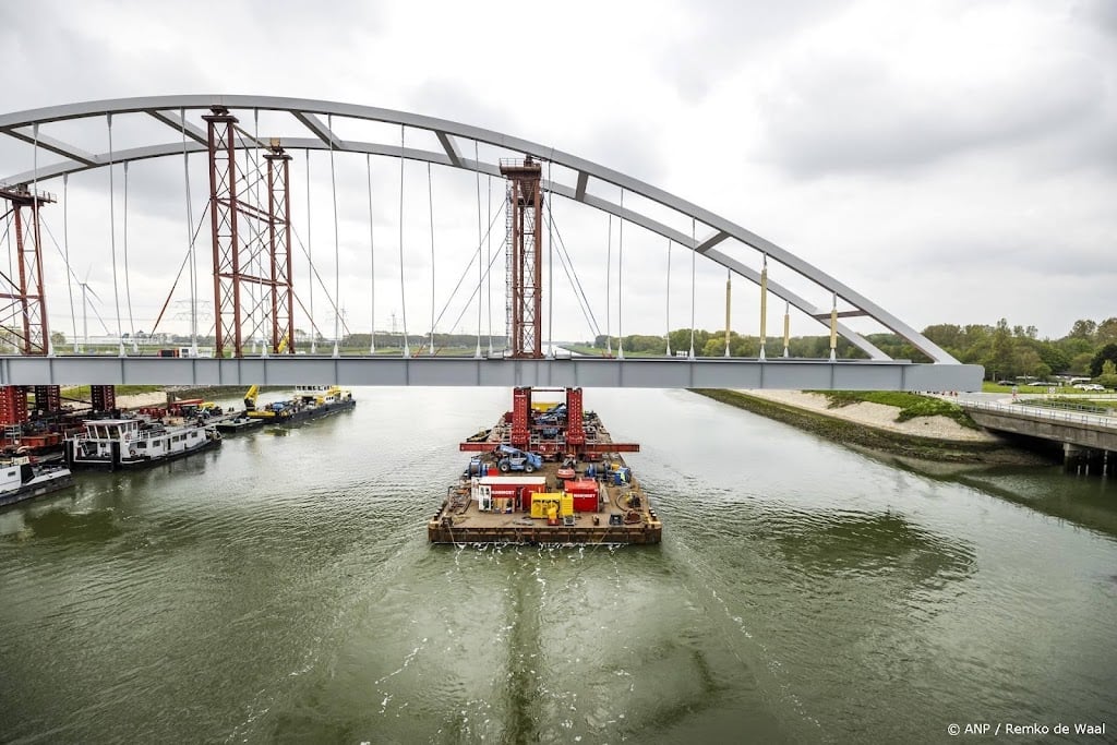 Scheuren ontdekt in brug richting Maasvlakte, rijstroken dicht