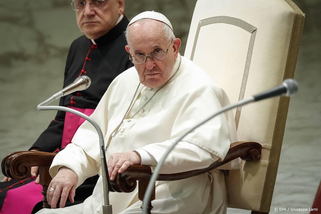 Paus blijft een 'etter' ter bescherming van armen