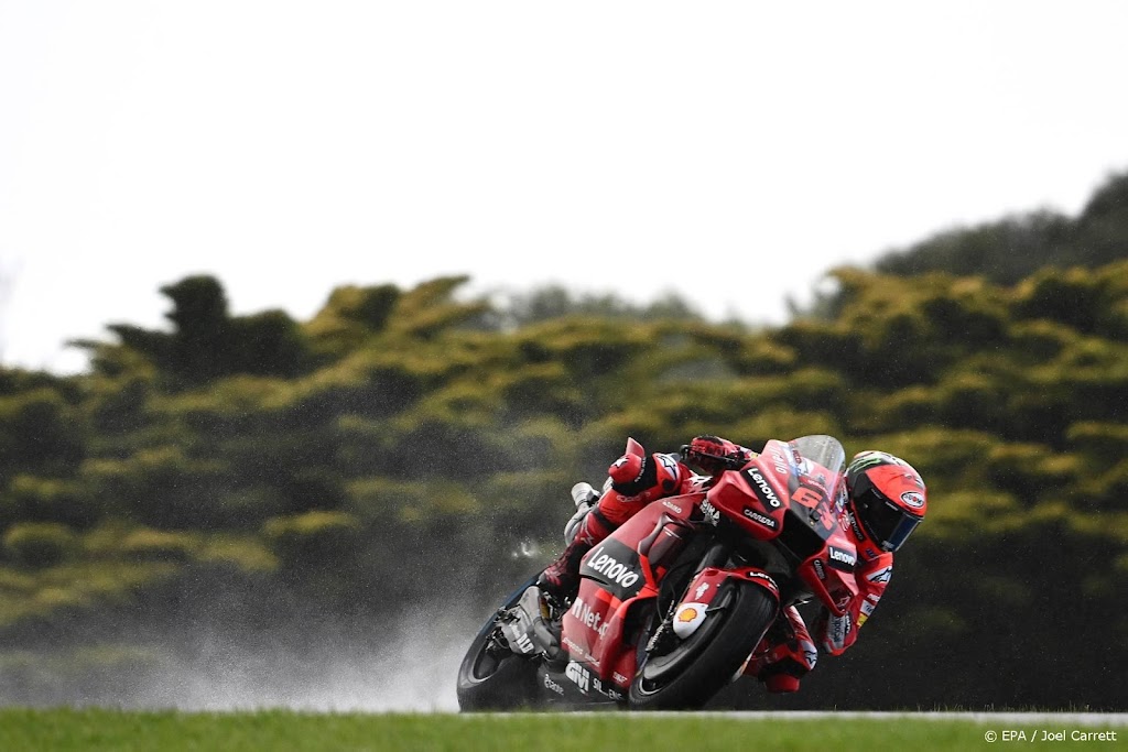 Motorcoureur Bagnaia neemt leiding in MotoGP na val Quartararo