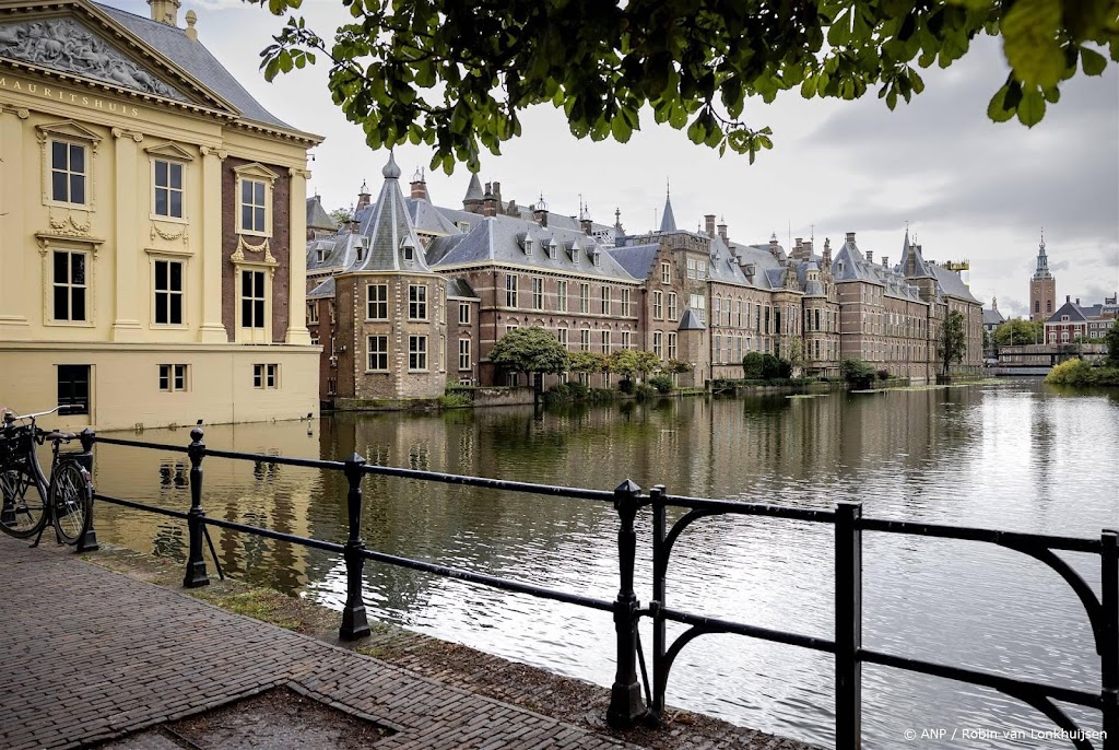 Politie zet weg bij Tweede Kamer af, mogelijk verdacht pakket