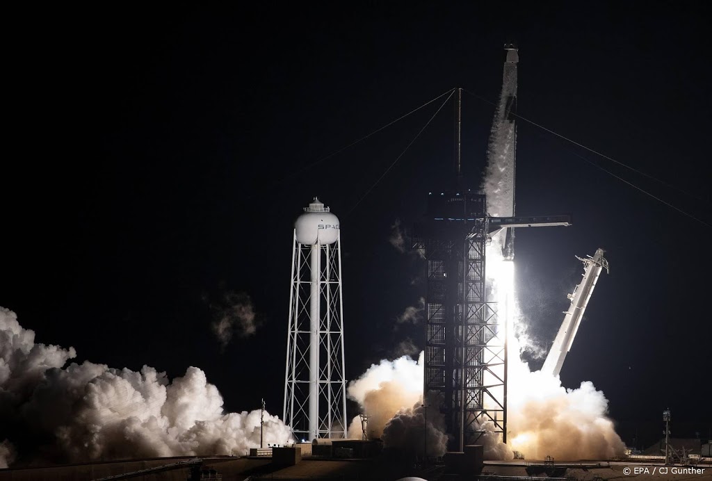 SpaceX lanceert met succes vier astronauten
