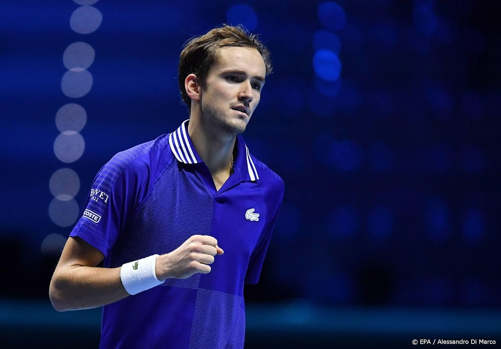 Medvedev in driesetter langs Zverev op ATP Finals