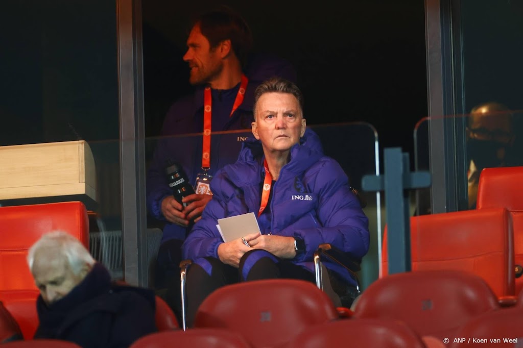 Van Gaal volgt warming up van Oranje vanuit skybox