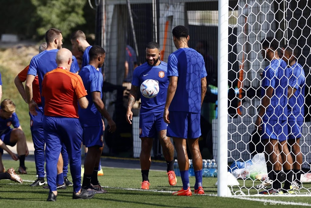 Oranje traint met Depay en Dumfries in Doha