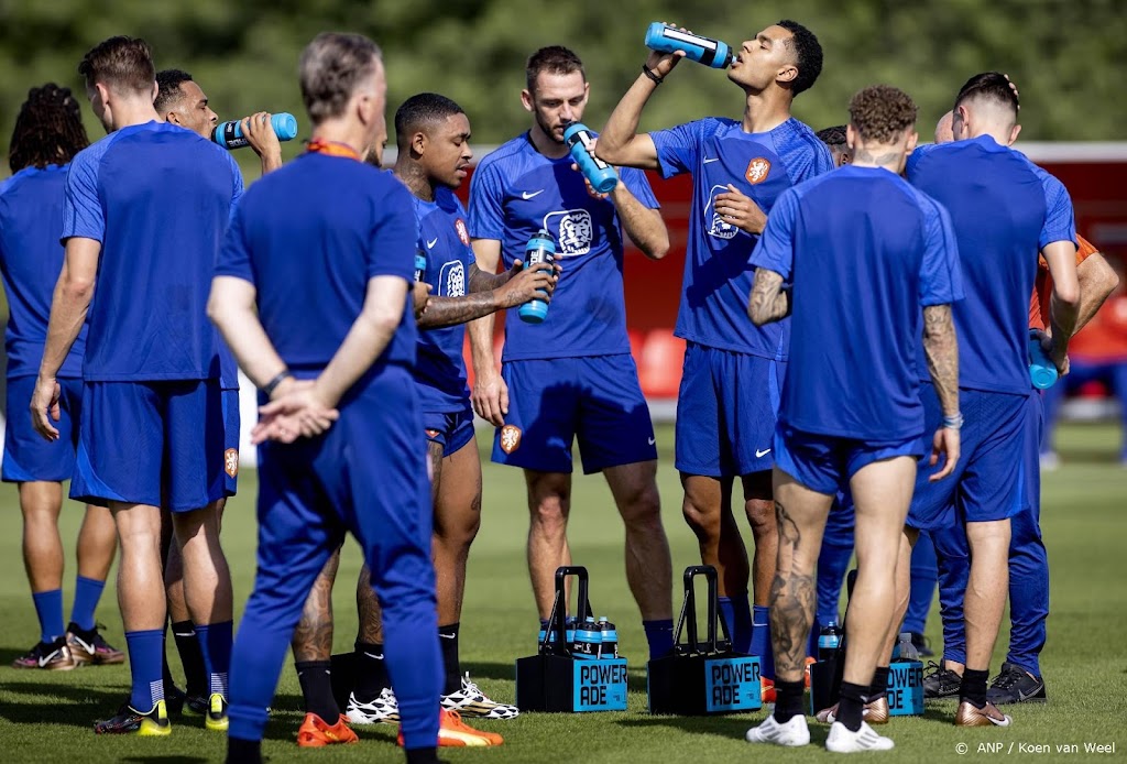 Oranje traint op heetst van de dag voor het eerst in Doha