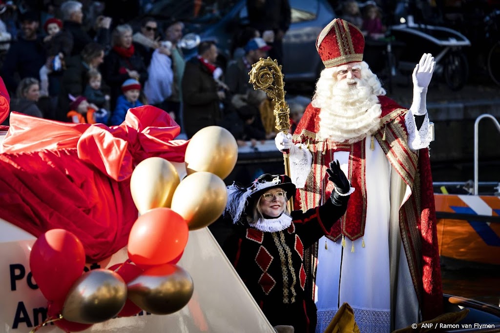 Onderzoek: Sinterklaas en de Kerstman geven goedkopere cadeautjes