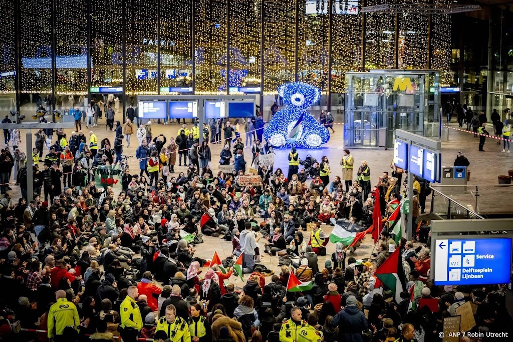 Pro-Palestijnse demonstranten houden sit-ins op meerdere stations
