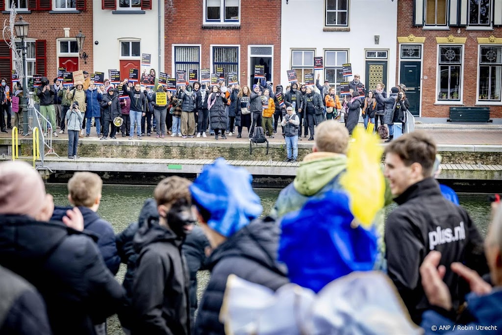 Tientallen mensen demonstreren tegen Zwarte Piet in Middelharnis