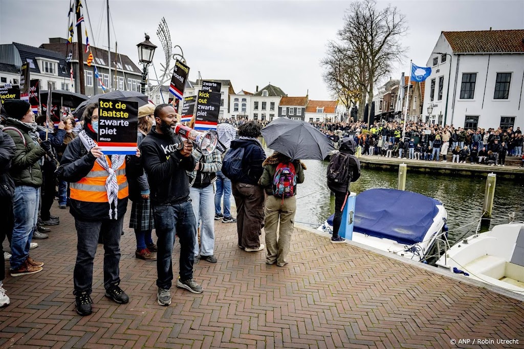 KOZP-protest bij sinterklaasintocht Middelharnis voorbij