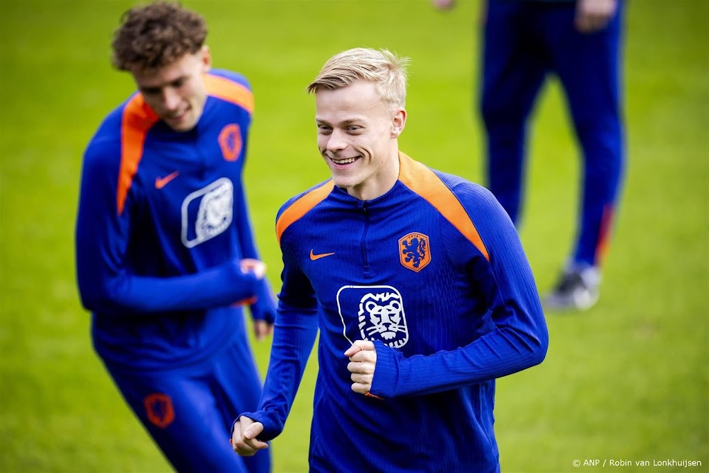 Oranje met Van Hecke, De Jong en Weghorst tegen Hongarije