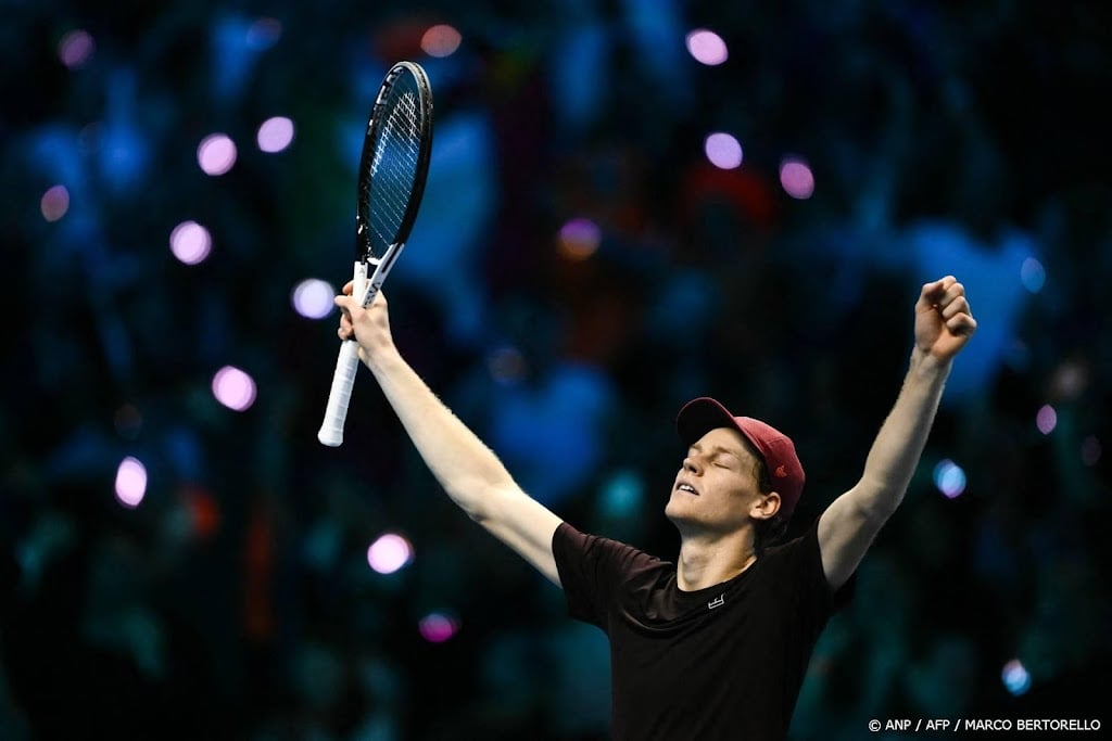 Tennisser Sinner klopt Alcaraz en prolongeert titel ATP Finals