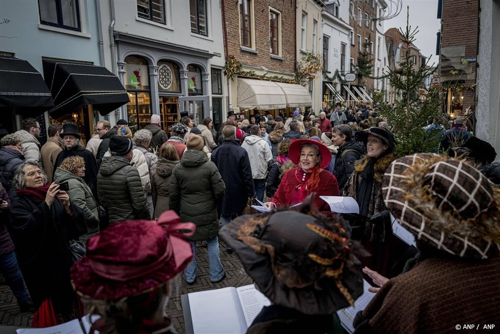Topdrukte op eerste dag Dickens Festijn, wachtrij tijdelijk dicht