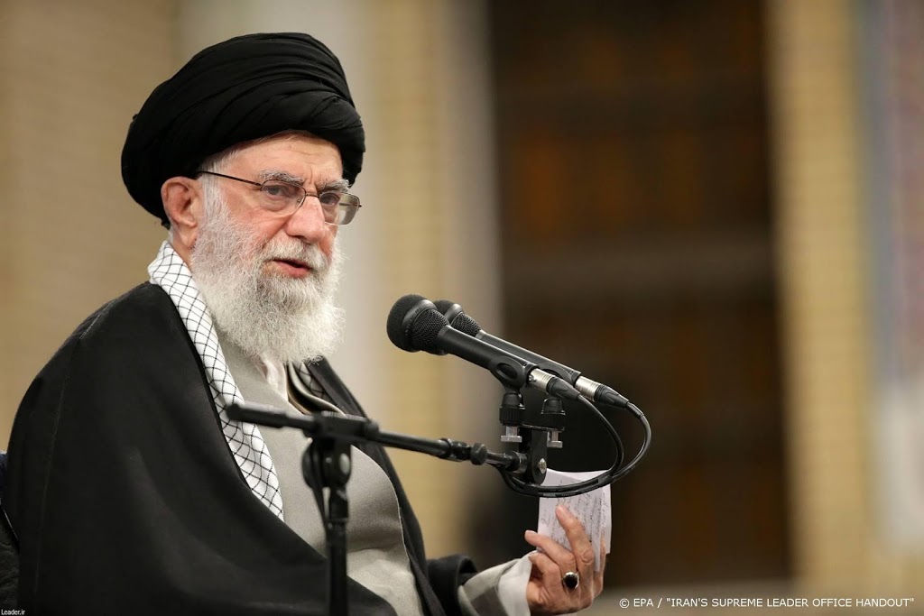 Ayatollah Khamenei leidt na jaren weer vrijdaggebed in Iran