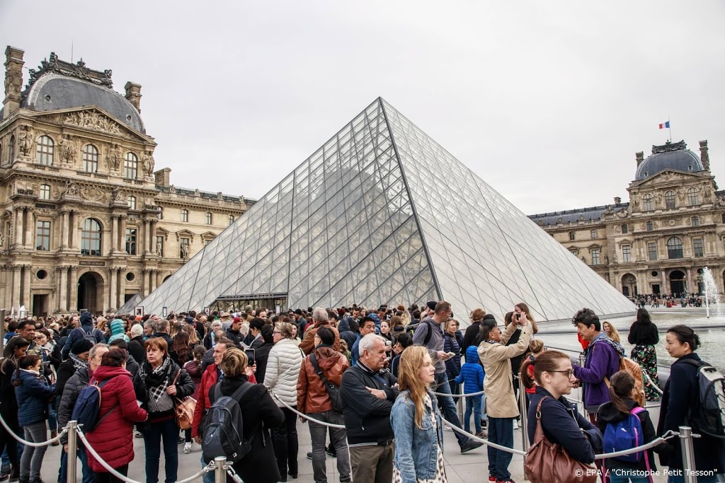 Louvre dicht door betogers voor de deur
