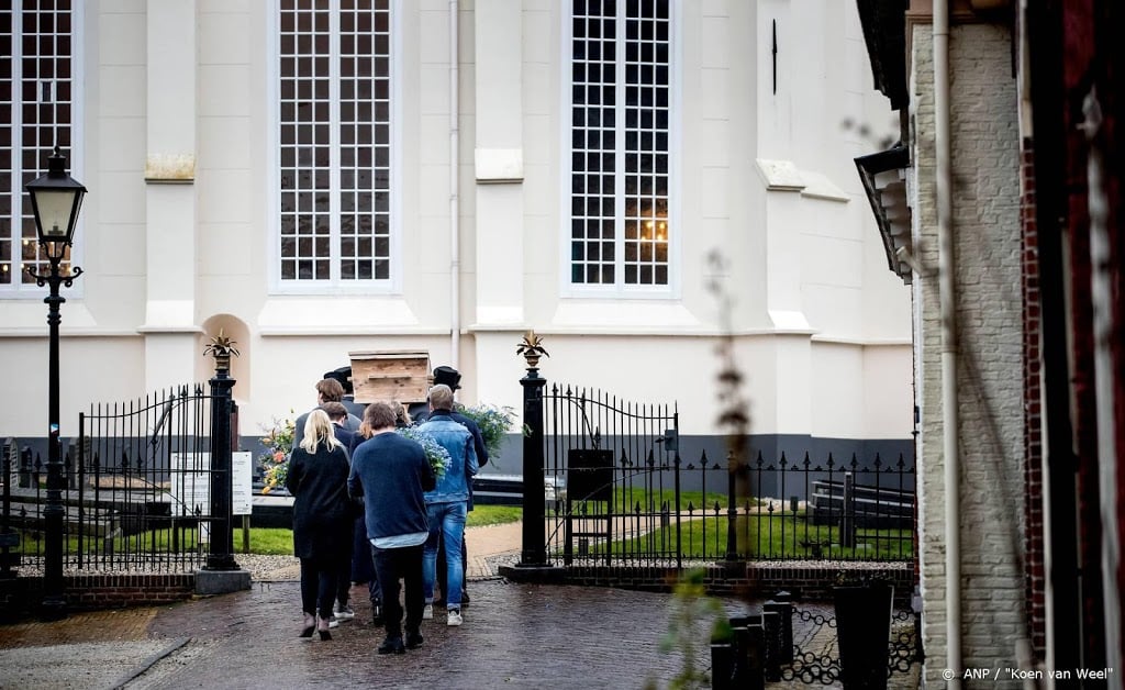 Aart Staartjes in besloten kring begraven