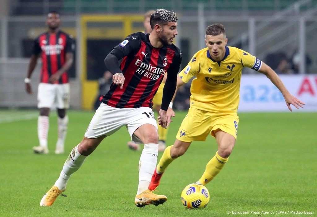 Twee voetballers Italiaanse koploper AC Milan positief